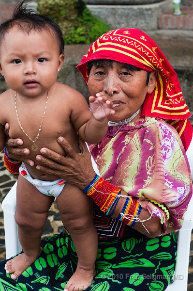 20101204_115022 D3 (2).jpg - Kuna Indian lady and infant